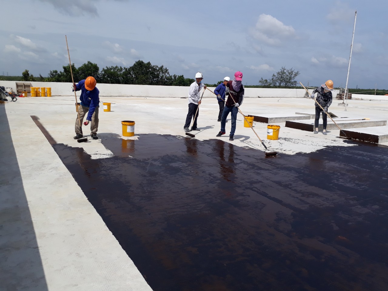 Công nhân thực hiện chống thấm